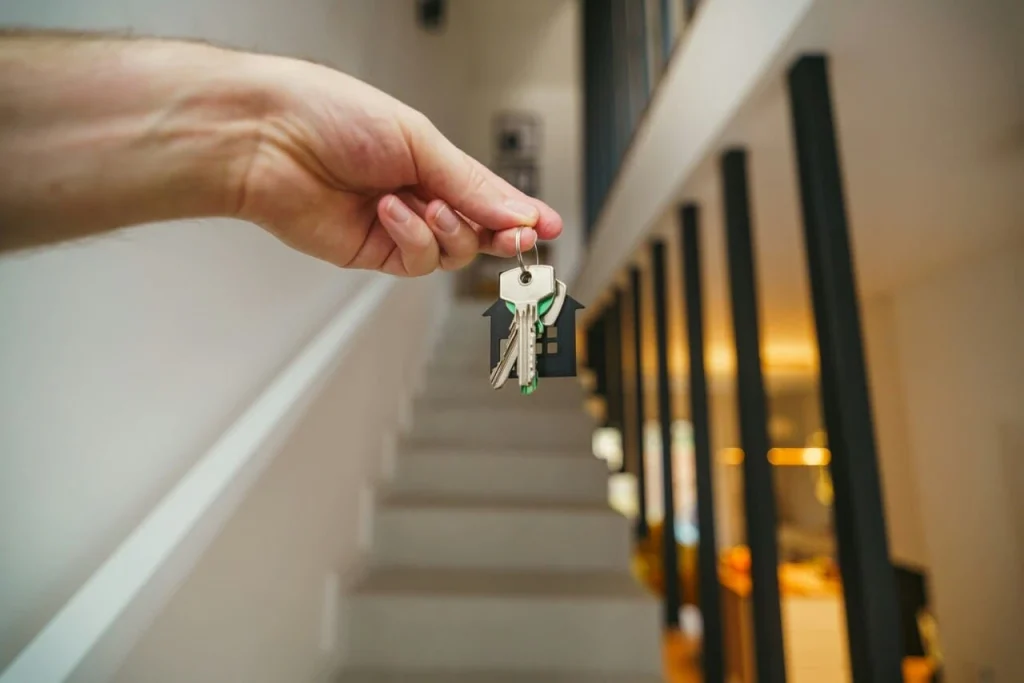 Remise de clé pour imager la rénovation et l'aménagement intérieur